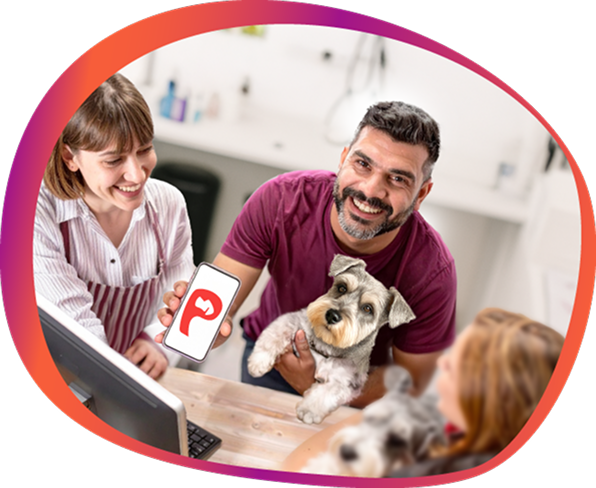 Mulher e homem atendendo em um petshop com um cachorro